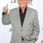 A causa da morte de Neil Sedaka foi revelada quase três semanas após seu falecimento, aos 86 anos, em 27 de fevereiro; visto em 2014 em Los Angeles