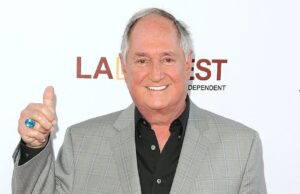 Causa da morte de Neil Sedaka revelada poucas semanas depois de falecer aos 86 anos A causa da morte de Neil Sedaka foi revelada quase três semanas após seu falecimento, aos 86 anos, em 27 de fevereiro; visto em 2014 em Los Angeles