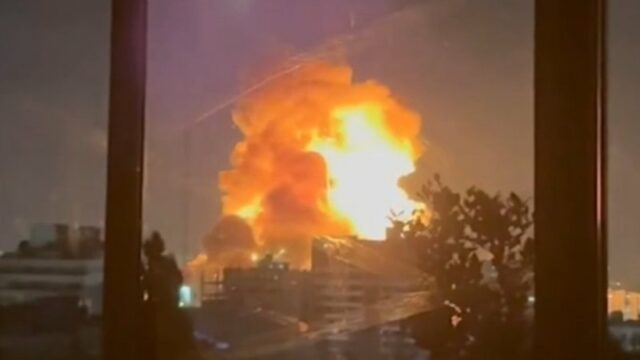 Cenas 'apocalípticas' com o ataque a uma refinaria de petróleo iraniana
