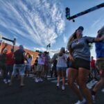 Centenas de adolescentes inundam shopping da Carolina do Norte, atrapalham o trânsito e sobem em carros