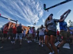Centenas de adolescentes inundam shopping da Carolina do Norte, atrapalham o trânsito e sobem em carros Centenas de adolescentes inundam shopping da Carolina do Norte, atrapalham o trânsito e sobem em carros