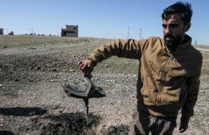 Centenas de drones têm como alvo Kuwait, Iraque, Arábia Saudita e Emirados Árabes Unidos em meio à guerra com o Irã Centenas de drones têm como alvo Kuwait, Iraque, Arábia Saudita e Emirados Árabes Unidos em meio à guerra com o Irã