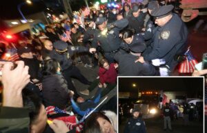 Centenas de manifestantes aglomeram-se propondo abrigo para moradores de rua em Nova York e bloqueiam fisicamente caminhão de construção Centenas de manifestantes aglomeram-se propondo abrigo para moradores de rua em Nova York e bloqueiam fisicamente caminhão de construção