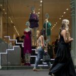 As pessoas circulam nas áreas de varejo do CBD de Sydney, quinta-feira, 27 de outubro de 2022.