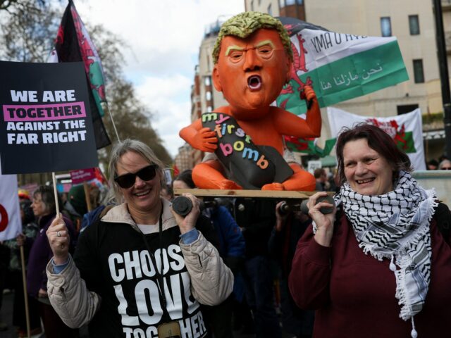 Manifestantes marcham contra o extremismo de extrema direita de Park Lane a Trafalgar Square, organizada pela Together Alliance, uma coalizão de sindicatos e grupos da sociedade civil, em Londres, Grã-Bretanha, 28 de março de 2026. REUTERS/Hannah McKay