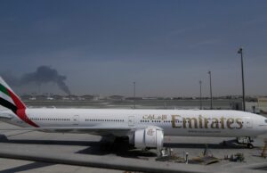 Centenas de milhares de pessoas presas enquanto aviões param e aeroportos fecham Centenas de milhares de pessoas presas enquanto aviões param e aeroportos fecham