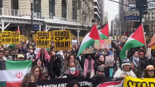Centenas de pessoas marcham em Nova York condenando os ataques EUA-Israelenses ao Irã
