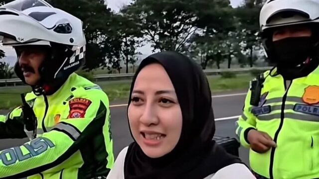 Cerita Mudik Tak Terlupakan Tertinggal na área de descanso, Wanita Ini Diantar Pakai Motor Patwal
