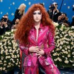 A estrela pop Chappell Roan está sendo criticada pela interação de seu segurança com um jovem fã