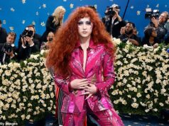 Chappell Roan acusado de ‘deixar a filha de 11 anos de Jude Law chorando e usar segurança para ameaçá-la’ A estrela pop Chappell Roan está sendo criticada pela interação de seu segurança com um jovem fã