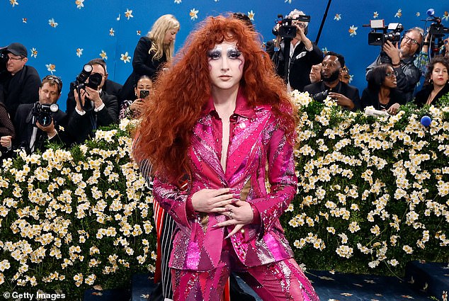 Chappell Roan acusado de ‘deixar a filha de 11 anos A estrela pop Chappell Roan está sendo criticada pela interação de seu segurança com um jovem fã