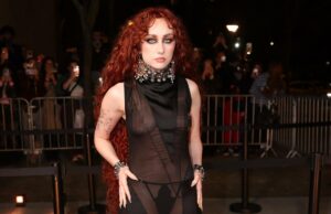 Chappell Roan deixa pouco para a imaginação em vestido transparente e tanga na Paris Fashion Week Chappell Roan deixa pouco para a imaginação em vestido transparente e tanga na Paris Fashion Week