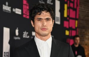 Charles Melton e sua namorada Camille Summers-Valli dão as boas-vindas ao primeiro bebê Bo-e-Izzy-Nix_1772671118_3845765314512774309_194930164