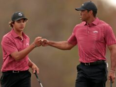 Charlie, filho de Tiger Woods, sofre revés decepcionante na carreira Charlie Woods with dad Tiger Woods
