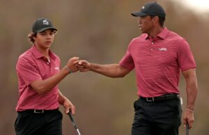 Charlie, filho de Tiger Woods, sofre revés decepcionante na carreira Charlie Woods with dad Tiger Woods