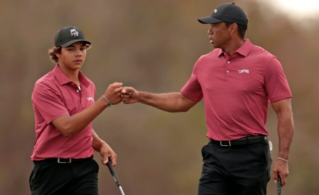 Charlie, filho de Tiger Woods, sofre revés decepcionante na carreira Charlie Woods with dad Tiger Woods