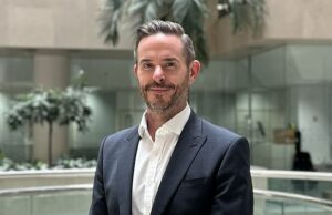 Chefe da NS&I demitido em meio a polêmica sobre escândalo de poupança multimilionária Dax Harkins foi informado de sua demissão da National Savings and Investments esta manhã em uma reunião com funcionários do Tesouro