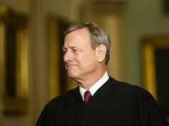 Chefe da Suprema Corte não admite que tornar Trump rei foi um grande erro Clay Bennett/Agência de Conteúdo Tribune