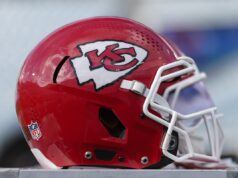 Chiefs deve perder o titular de 17 jogos para o AFC Rival Kansas City Chiefs helmet on field