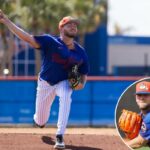 O arremessador do New York Mets, Christian Scott, jogando uma bola de beisebol durante o treinamento de primavera.