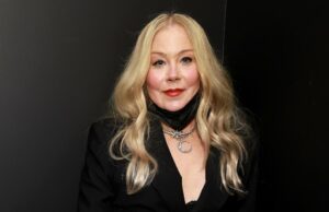 Christina Applegate comprou vários cemitérios enquanto sua morte ‘se aproxima’ Christina Applegate reage à preocupação com o comentário 'Não gosto de viver'