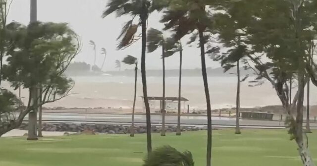 Ciclone Narelle se intensifica à medida que se aproxima da Ciclone tropical Narelle