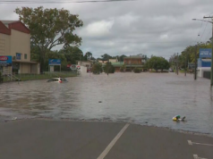 Cidade de Queensland será cortada pela metade em horas, à medida que as águas atingem grandes níveis de inundação Cidade de Queensland será cortada pela metade em horas, à medida que as águas atingem grandes níveis de inundação
