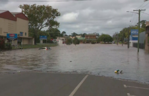 Cidade de Queensland será cortada pela metade em horas, à medida que as águas atingem grandes níveis de inundação Cidade de Queensland será cortada pela metade em horas, à medida que as águas atingem grandes níveis de inundação