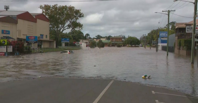 Cidade de Queensland será cortada pela metade em horas, à medida que as águas atingem grandes níveis de inundação
