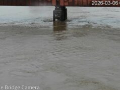 Cidade enfrenta desastre de inundação enquanto duas baixas tropicais despejam chuva Cidade enfrenta desastre de inundação enquanto duas baixas tropicais despejam chuva