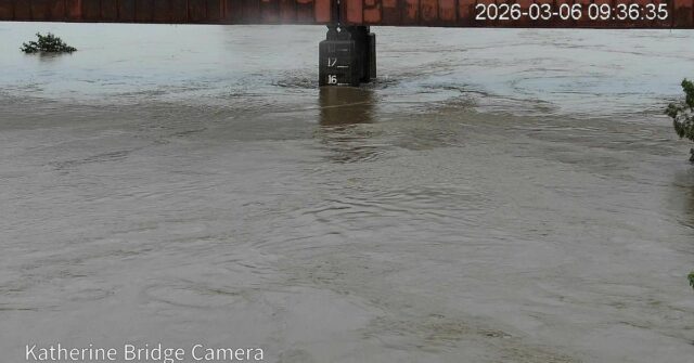 Cidade enfrenta desastre de inundação enquanto duas baixas tropicais despejam chuva
