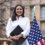 ARQUIVO - O governador da Califórnia, Gavin Newsom, fala durante um comício com os democratas do condado de Harris no sindicato local 716 do IBEW em 8 de novembro de 2025, em Houston. (Foto AP / Karen Warren, Arquivo)