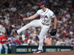 Clay Holmes brilha pela equipe dos EUA na estreia no World Baseball Classic O arremessador dos Estados Unidos Clay Holmes (35) lança um arremesso contra a Grã-Bretanha.