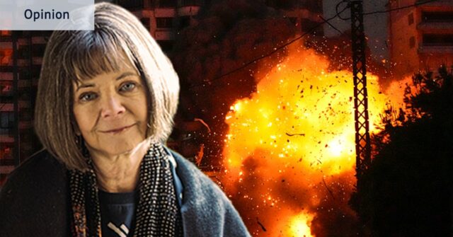 Pessoas em luto carregam o caixão de uma das dezenas de crianças e outras pessoas mortas em um ataque israelense-americano a uma escola em Minab, no Irã, na terça-feira. 