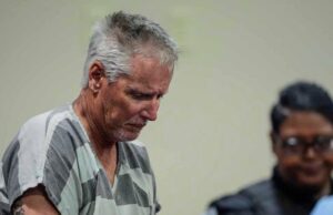 Colin Gray, pai do atirador da escola da Geórgia, considerado culpado de assassinato Pai de três filhos baleado durante discussão sobre vaga de estacionamento