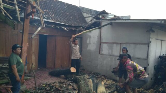 Colocando Beliung Terjang Blora, Rumah Warga Rusak e Serambi Masjid Roboh
