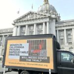 Um outdoor em um caminhão em frente à Prefeitura de São Francisco chama a atenção para o estupro na prisão com um texto que diz