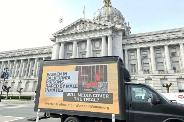 Um outdoor em um caminhão em frente à Prefeitura de São Francisco chama a atenção para o estupro na prisão com um texto que diz 