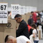 Uma mulher indígena Misak espera sua cédula para votar em uma seção eleitoral durante as eleições legislativas em Silvia, departamento de Cauca, Colômbia, em 8 de março de 2026.