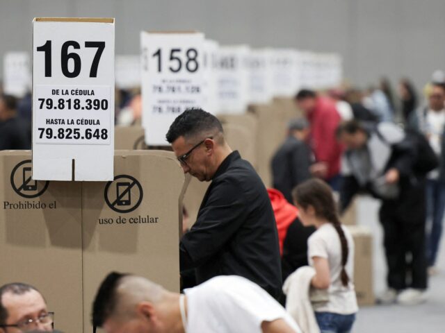 Colômbia elege Congresso e escolhe candidatos presidenciais em meio a Uma mulher indígena Misak espera sua cédula para votar em uma seção eleitoral durante as eleições legislativas em Silvia, departamento de Cauca, Colômbia, em 8 de março de 2026.