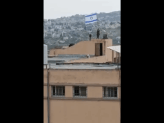 Colonos israelenses vandalam escola e levantam bandeira israelense na Cisjordânia ocupada Colonos israelenses vandalam escola e levantam bandeira israelense na Cisjordânia ocupada
