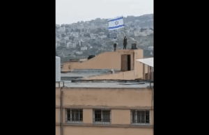 Colonos israelenses vandalam escola e levantam bandeira israelense na Cisjordânia ocupada Colonos israelenses vandalam escola e levantam bandeira israelense na Cisjordânia ocupada