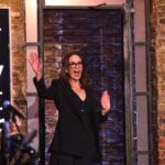 Com Tina Fey como primeira apresentadora, 'SNL UK' começou com esquetes familiares e humor bem britânico