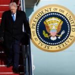 O especialista Patrick King, à esquerda, e o trader Mark Puetzer trabalham no pregão da Bolsa de Valores de Nova York, quarta-feira, 28 de janeiro de 2026. (AP Photo/Richard Drew)