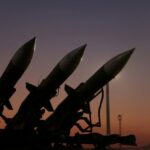 Fragmentos brilhantes cruzam o céu no que a mídia local descreveu como um míssil com uma ogiva dividida, em meio ao conflito EUA-Israel com o Irã, visto de Ashkelon, Israel, 5 de março de 2026. (crédito: REUTERS/AMIR COHEN)