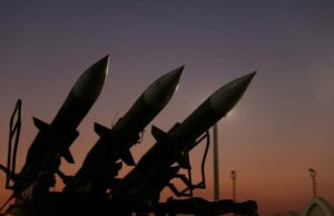 Comandante do IRGC do Irã promete usar apenas mísseis com ogivas pesando pelo menos uma tonelada Fragmentos brilhantes cruzam o céu no que a mídia local descreveu como um míssil com uma ogiva dividida, em meio ao conflito EUA-Israel com o Irã, visto de Ashkelon, Israel, 5 de março de 2026. (crédito: REUTERS/AMIR COHEN)