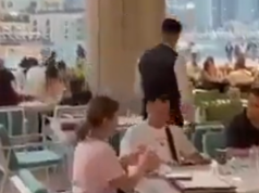 Comensais fogem de restaurante em Dubai após confundirem canhão do Ramadã com explosão de bomba Comensais fogem de restaurante em Dubai após confundirem canhão do Ramadã com explosão de bomba