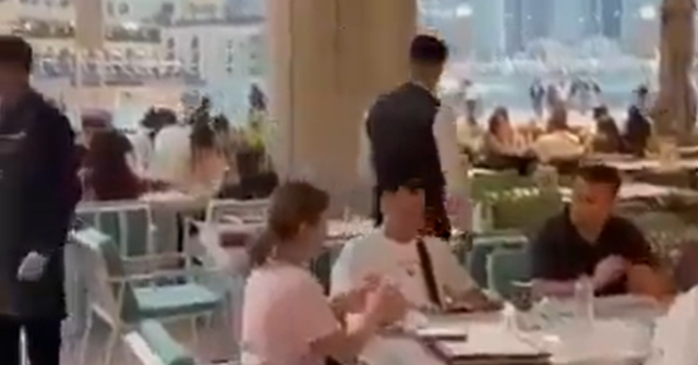 Comensais fogem de restaurante em Dubai após confundirem canhão do Ramadã com explosão de bomba
