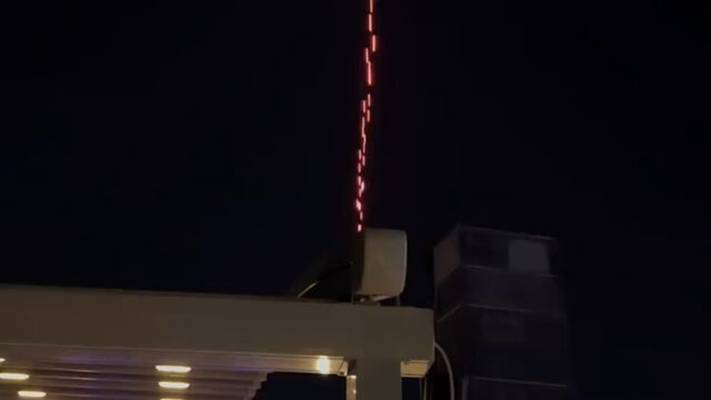 Comensais testemunham tentativa de interceptação de drones em Bagdá
