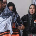 Comissão de Erradicação da Corrupção afirma que a regente de Pekalongan, Fadia Arafiq, assistida por seu filho, interveio chefe de departamento